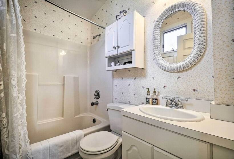 The Porch House  Located In Historic Village