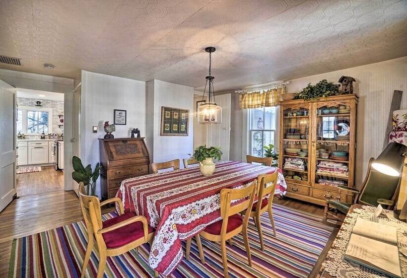 The Porch House  Located In Historic Village