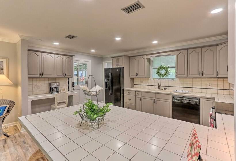 1 Mi To Old Town Bluffton: Home W/ Screened Porch