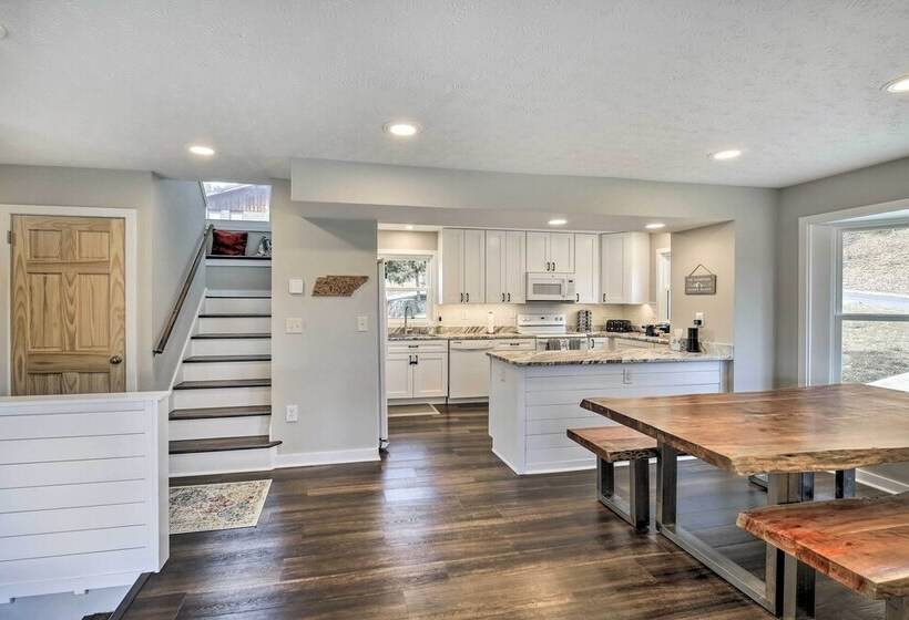 Updated Kingsport Home W/ Deck + Mtn Views!