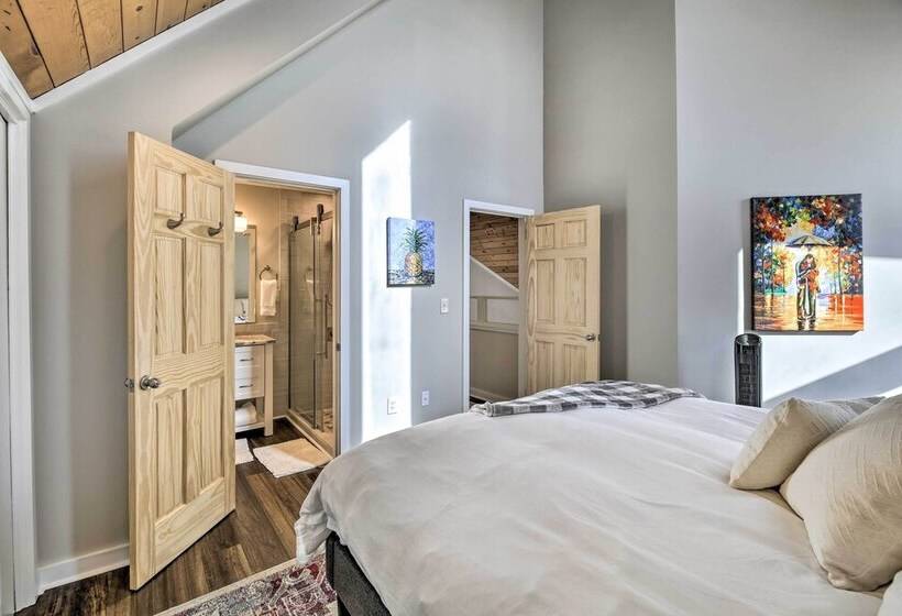 Updated Kingsport Home W/ Deck + Mtn Views!