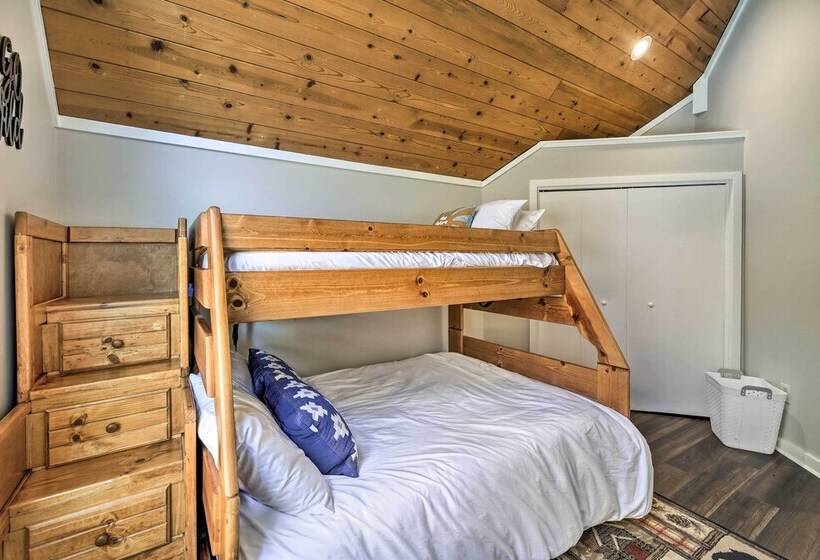 Updated Kingsport Home W/ Deck + Mtn Views!