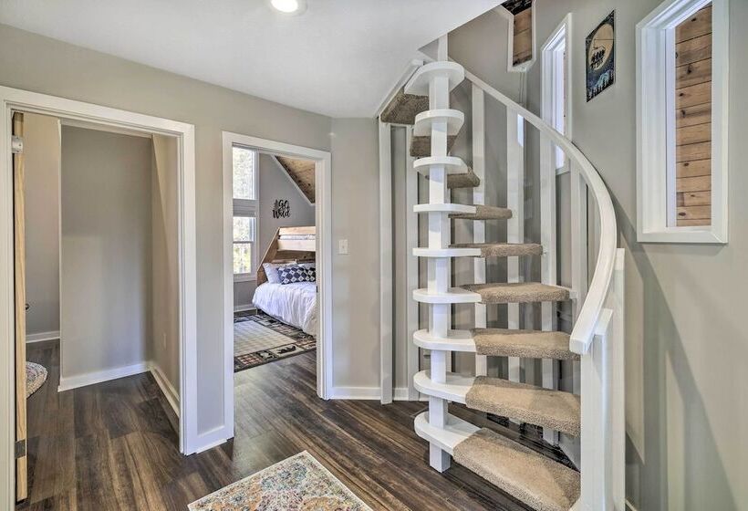 Updated Kingsport Home W/ Deck + Mtn Views!