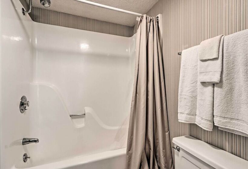 Lake View Margaritaville Retreat W/ Screened Porch