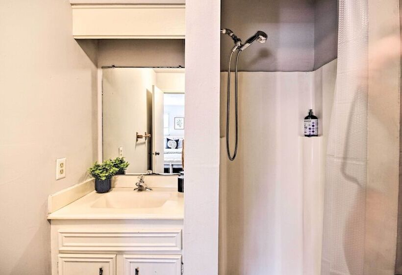 Updated Richmond Escape W/ Pool + Guest House