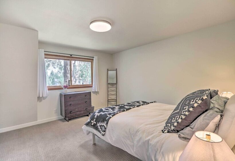 Upscale Bend Barn W/ Deck   Close To Trails!