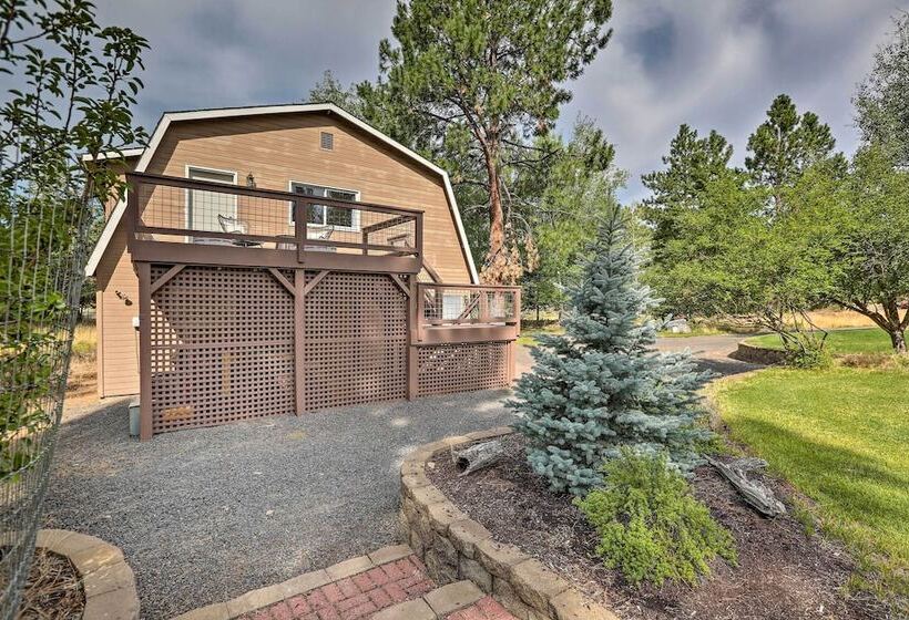 Upscale Bend Barn W/ Deck   Close To Trails!