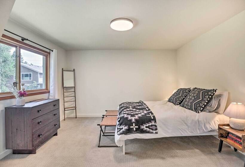 Upscale Bend Barn W/ Deck   Close To Trails!