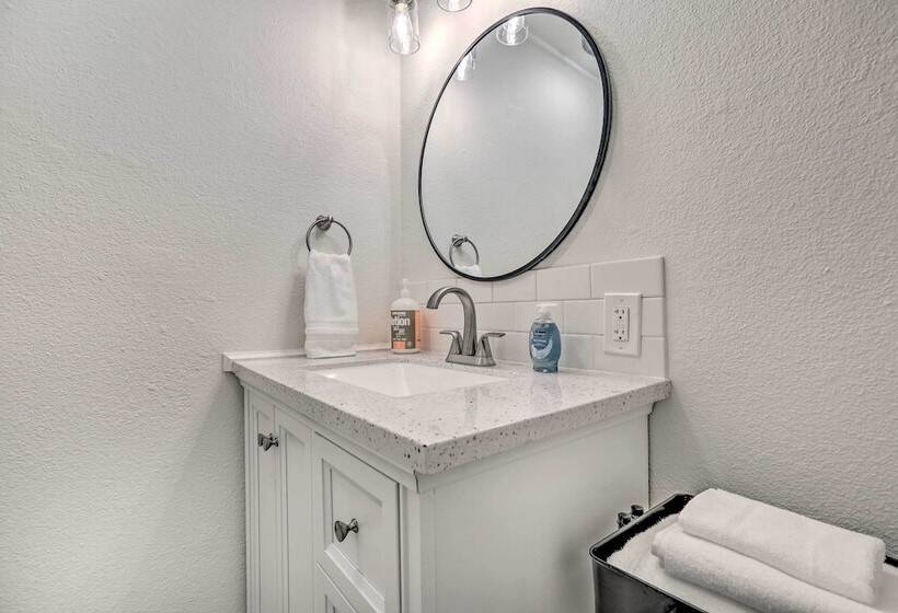 Upscale Bend Barn W/ Deck   Close To Trails!