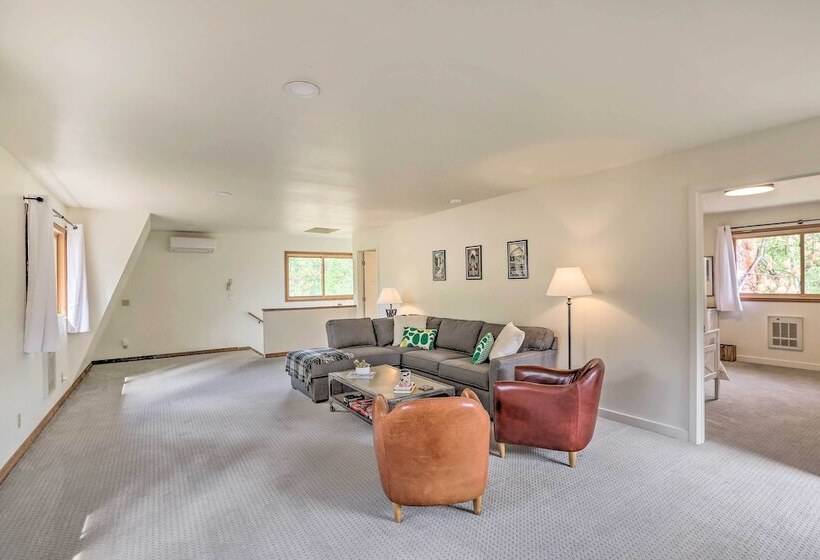 Upscale Bend Barn W/ Deck   Close To Trails!