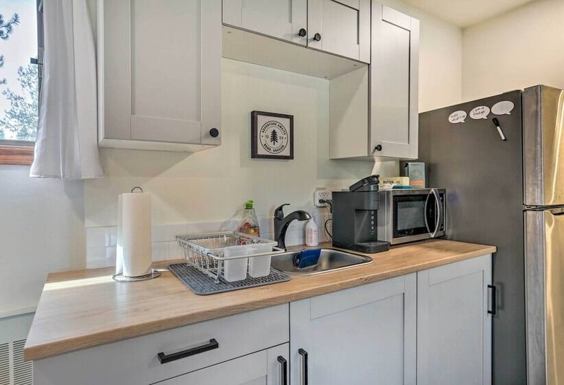 Upscale Bend Barn W/ Deck   Close To Trails!