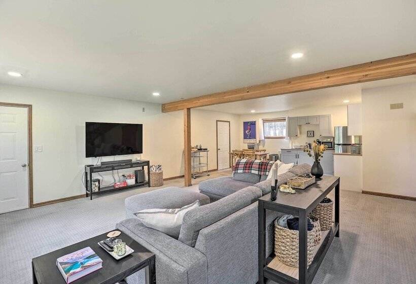 Upscale Bend Barn W/ Deck   Close To Trails!