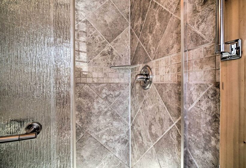 Upscale Sevierville Retreat W/ Deck & Hot Tub!