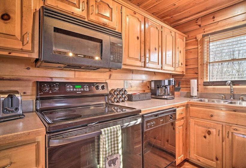 Upscale Sevierville Retreat W/ Deck & Hot Tub!
