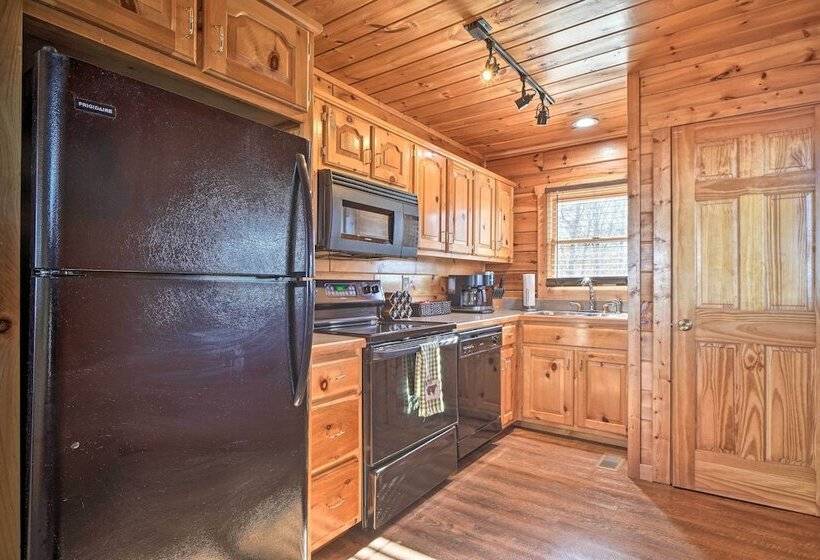 Upscale Sevierville Retreat W/ Deck & Hot Tub!