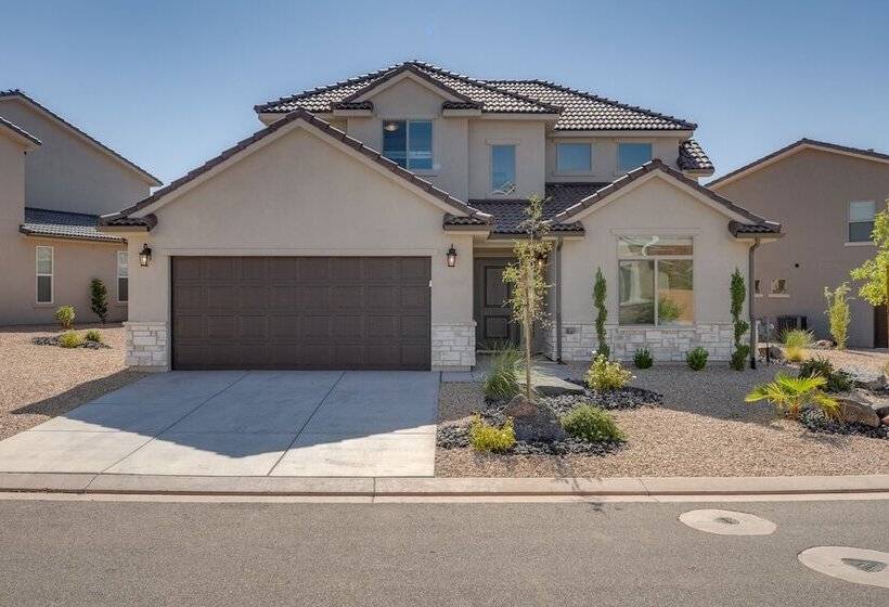 Patio, Game Room & Pool Access: Washington Gem