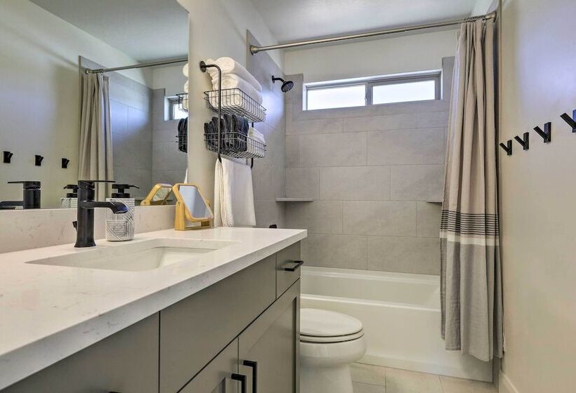 Patio, Game Room & Pool Access: Washington Gem