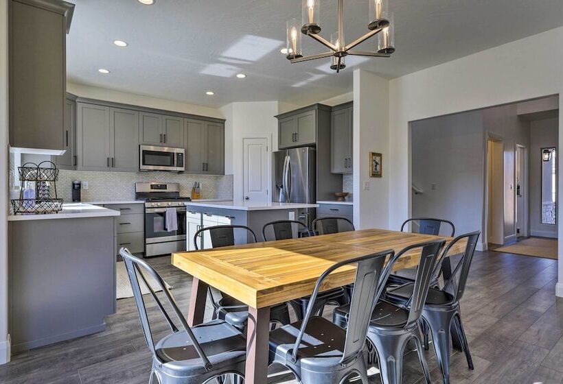 Patio, Game Room & Pool Access: Washington Gem