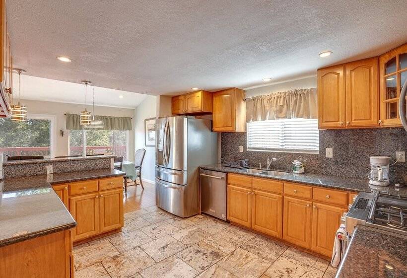 Vallejo Home W/spacious Deck, Hot Tub & Views