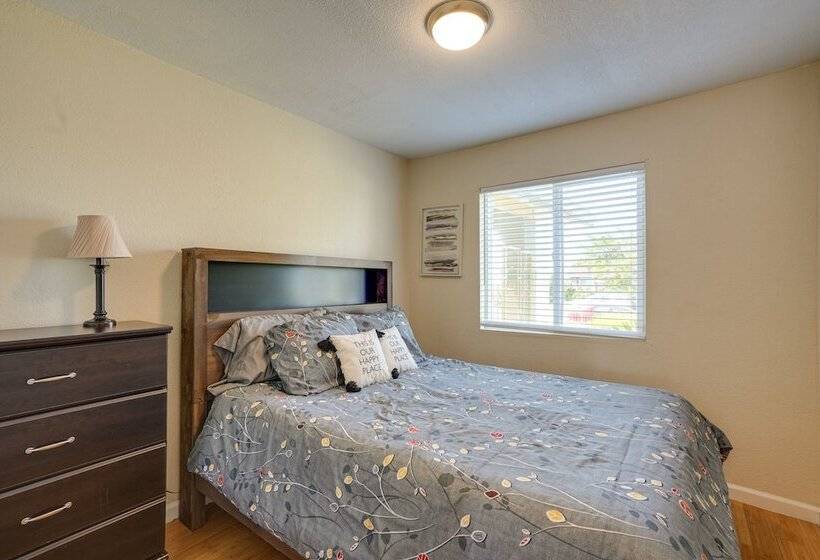 Vallejo Home W/spacious Deck, Hot Tub & Views