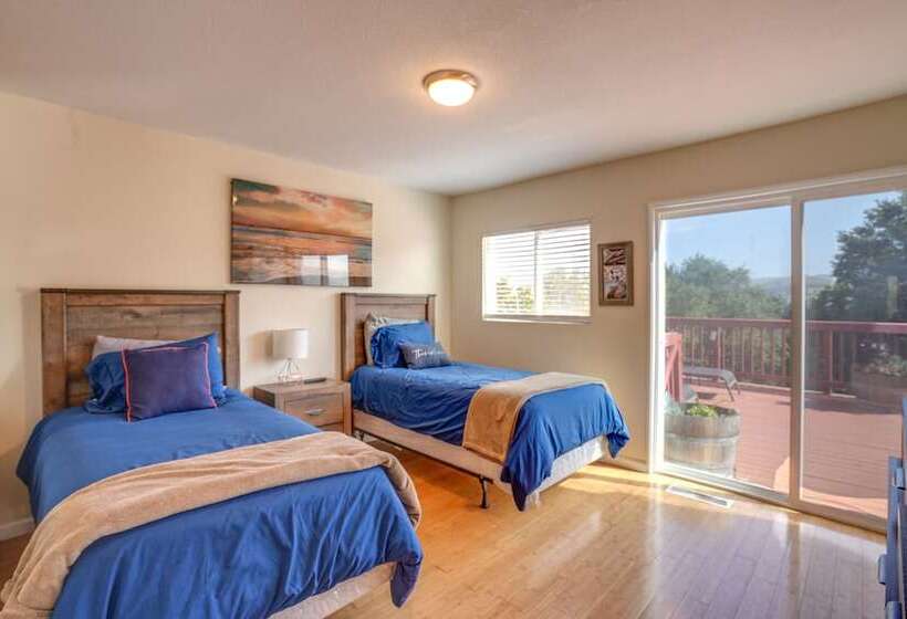 Vallejo Home W/spacious Deck, Hot Tub & Views