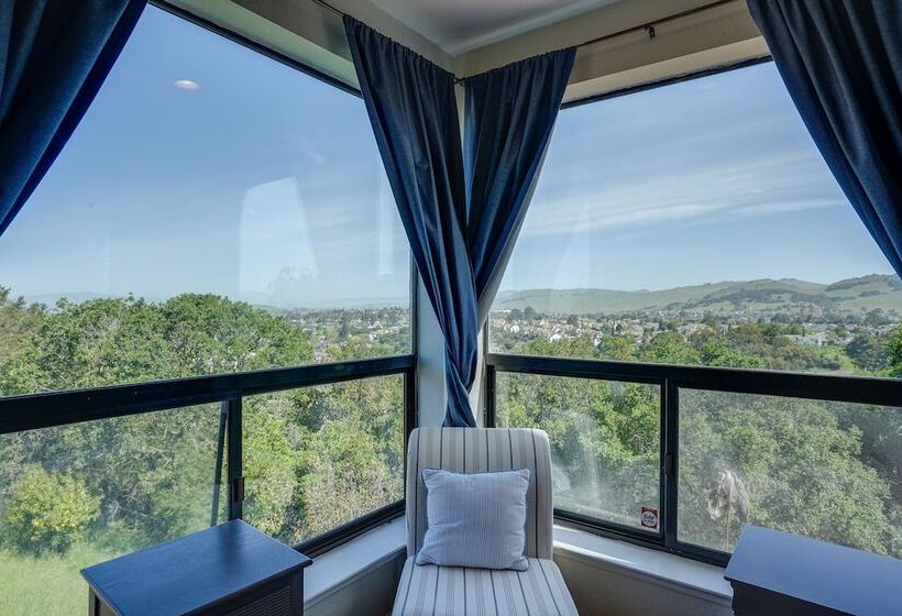 Vallejo Home W/spacious Deck, Hot Tub & Views