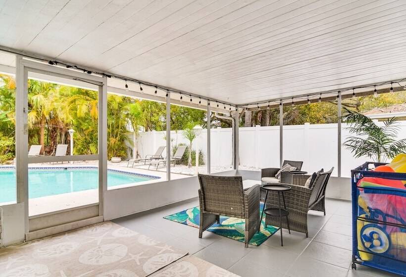 Vibrant Largo Home: Heated Pool, Lake Views!