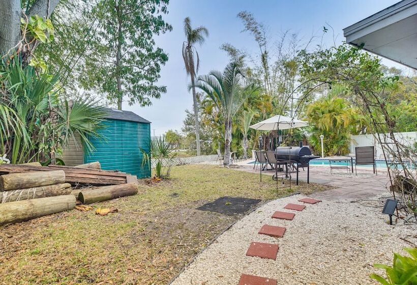 Vibrant Largo Home: Heated Pool, Lake Views!