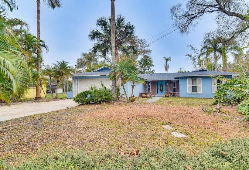 Vibrant Largo Home: Heated Pool, Lake Views!