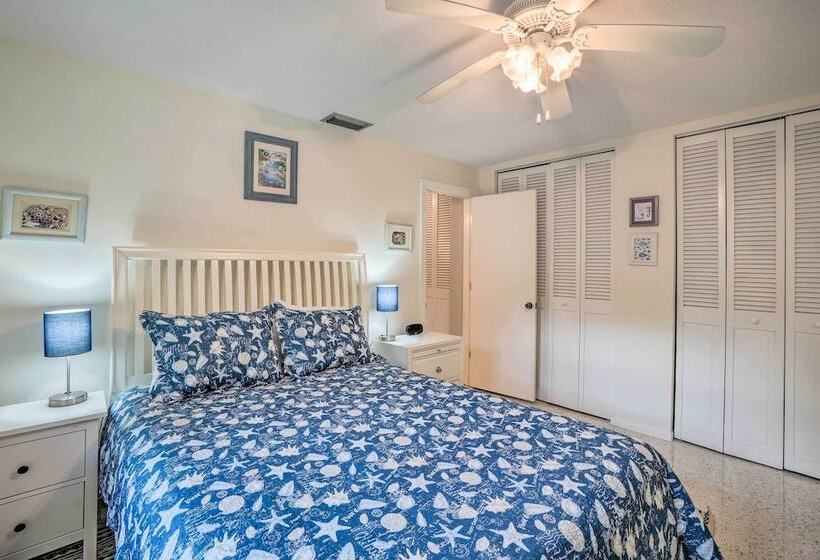 Vibrant Largo Home: Heated Pool, Lake Views!
