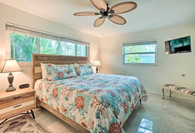 Vibrant Largo Home: Heated Pool, Lake Views!