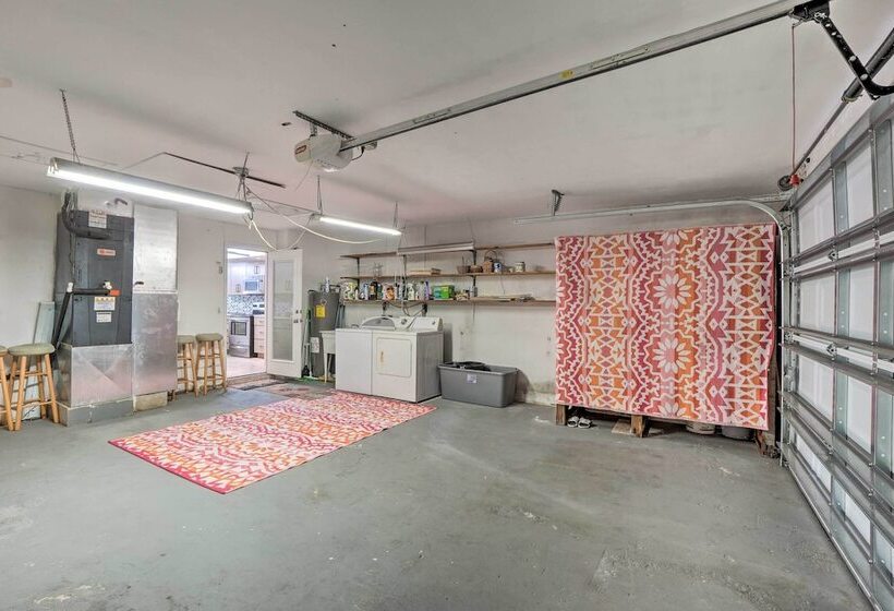 Vibrant Largo Home: Heated Pool, Lake Views!