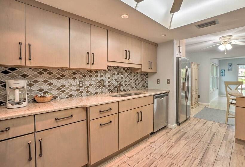 Vibrant Largo Home: Heated Pool, Lake Views!