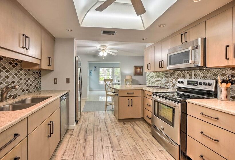 Vibrant Largo Home: Heated Pool, Lake Views!