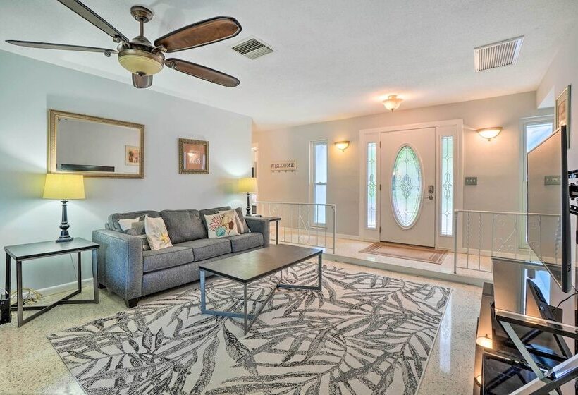 Vibrant Largo Home: Heated Pool, Lake Views!