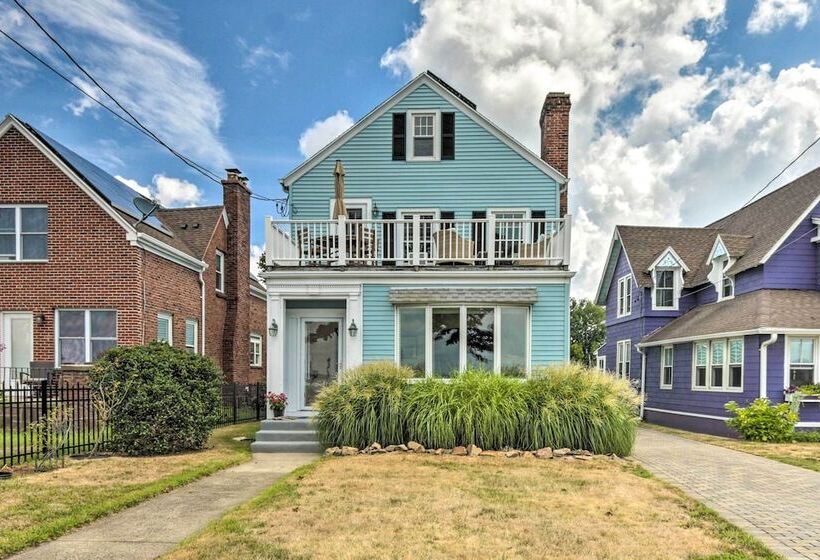 Walkable New Haven Retreat W/ Ocean Views!