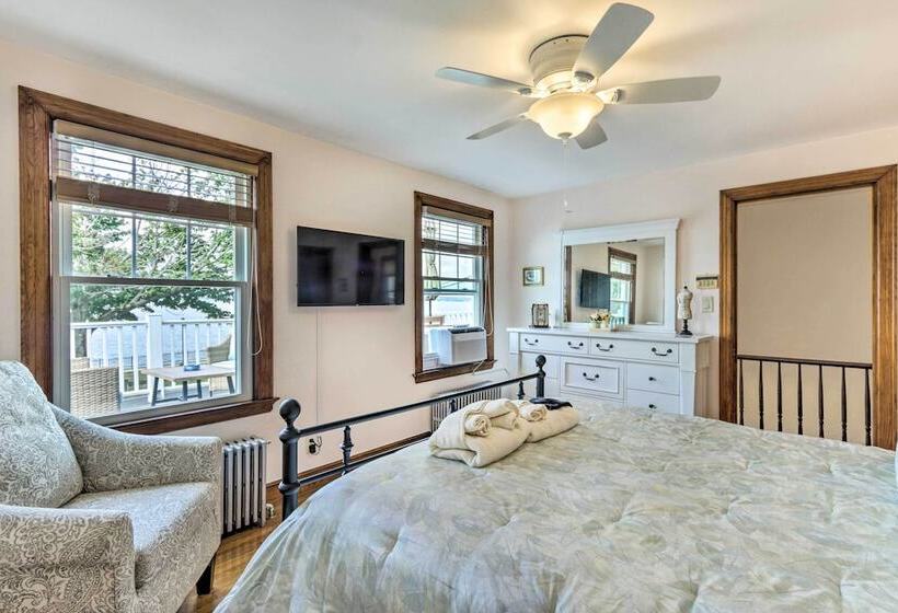 Walkable New Haven Retreat W/ Ocean Views!