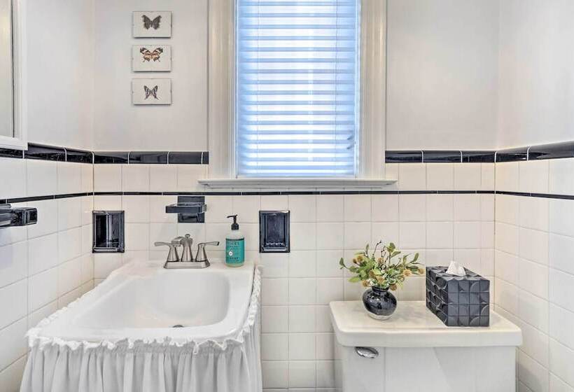 Walkable New Haven Retreat W/ Ocean Views!