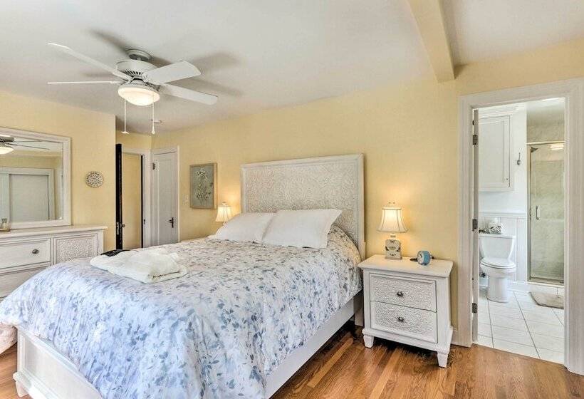 Walkable New Haven Retreat W/ Ocean Views!