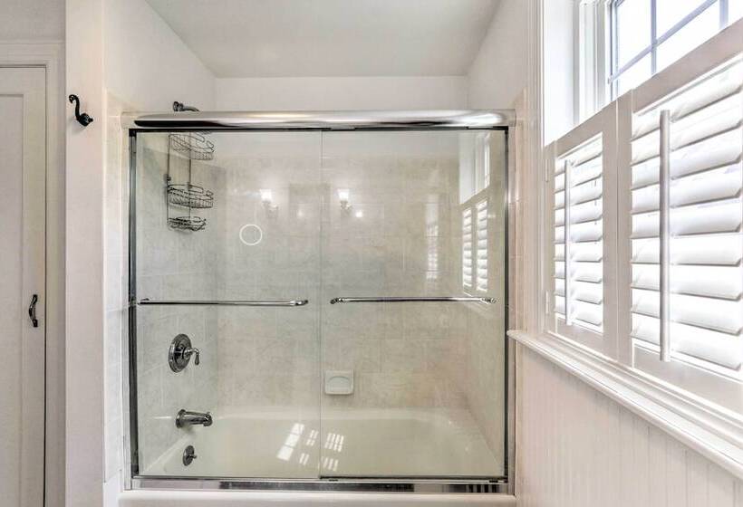 Walkable New Haven Retreat W/ Ocean Views!