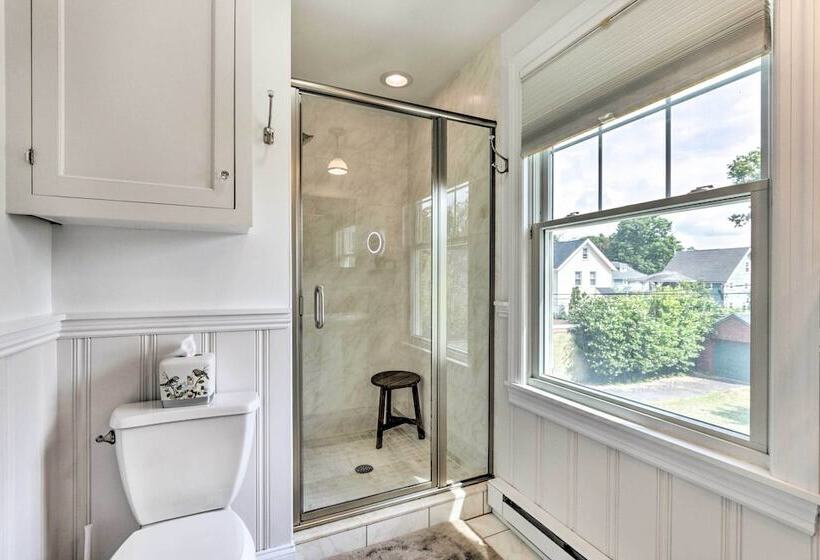 Walkable New Haven Retreat W/ Ocean Views!