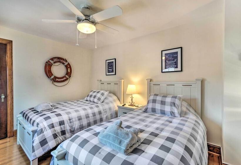 Walkable New Haven Retreat W/ Ocean Views!