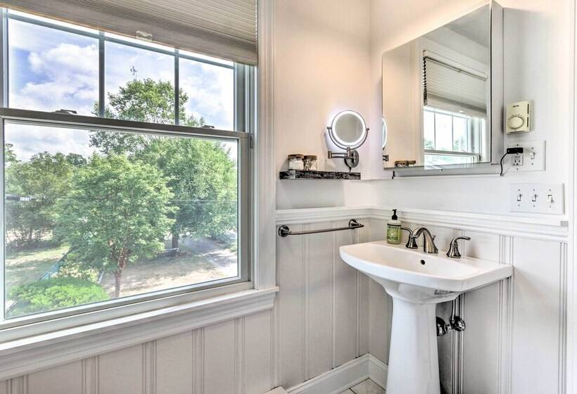 Walkable New Haven Retreat W/ Ocean Views!