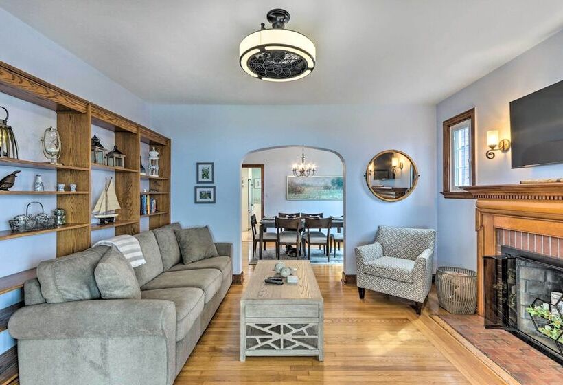 Walkable New Haven Retreat W/ Ocean Views!