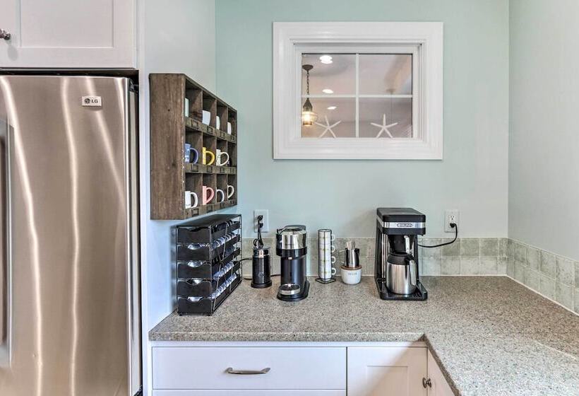 Walkable New Haven Retreat W/ Ocean Views!