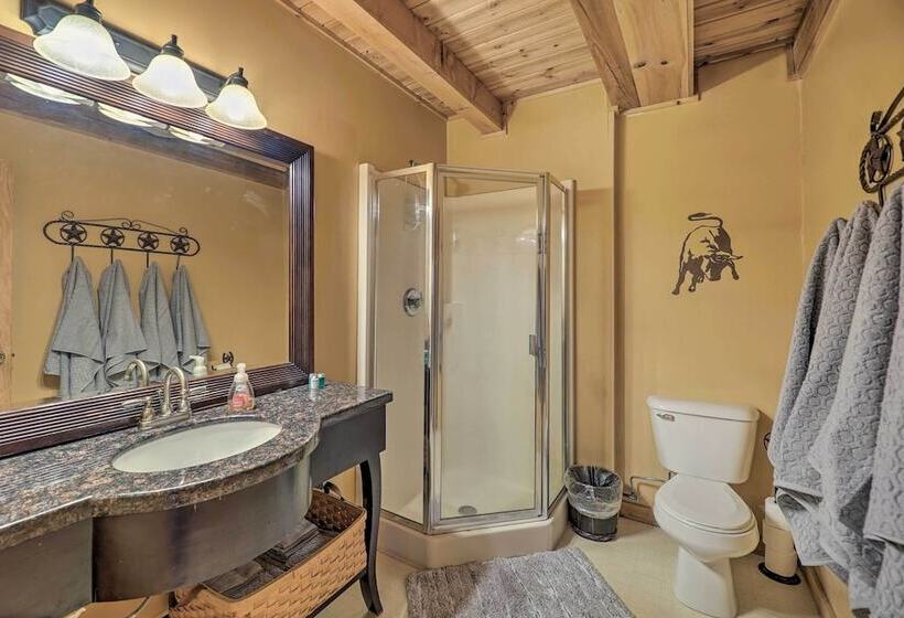 Warm & Woodsy Rothbury Escape W/ Loft & Porch