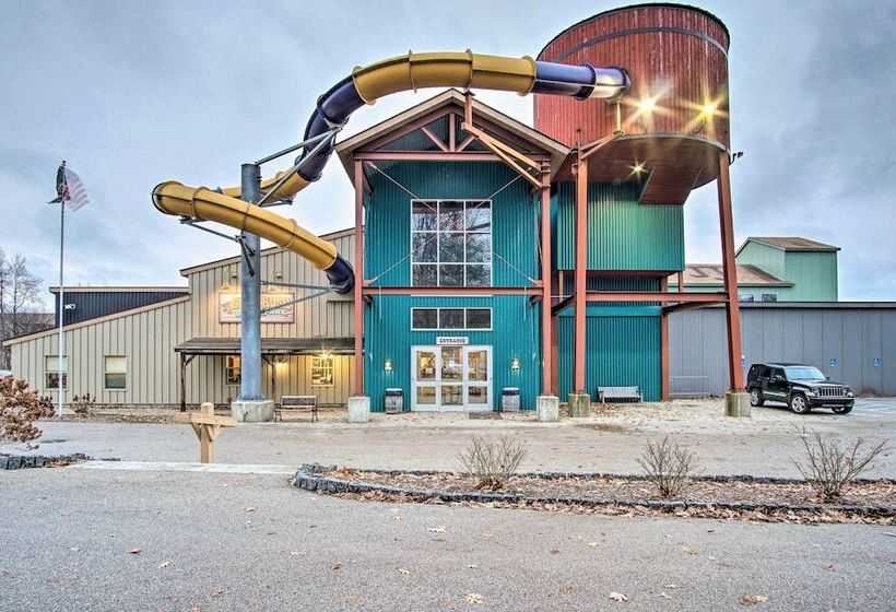 Warm & Woodsy Rothbury Escape W/ Loft & Porch