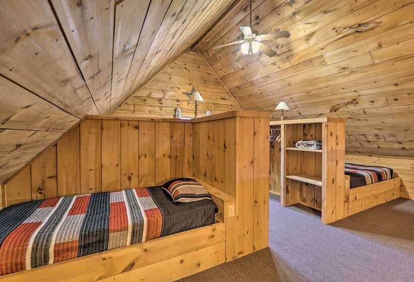 Warm & Woodsy Rothbury Escape W/ Loft & Porch