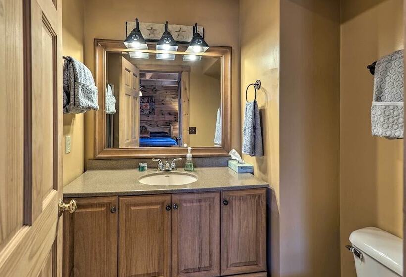 Warm & Woodsy Rothbury Escape W/ Loft & Porch