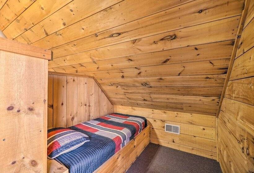 Warm & Woodsy Rothbury Escape W/ Loft & Porch